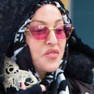 Madonna et son supposé compagnon Ahlamalik Williams à l'aéroport de New York le 27 décembe 2019. Elle est aussi accompagnée par ses jumelles Estere et Stella.