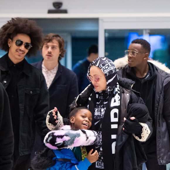 Madonna et son supposé compagnon Ahlamalik Williams à l'aéroport de New York le 27 décembe 2019. Elle est aussi accompagnée par ses jumelles Estere et Stella.