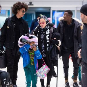 Madonna et son supposé compagnon Ahlamalik Williams à l'aéroport de New York le 27 décembe 2019. Elle est aussi accompagnée par ses jumelles Estere et Stella.