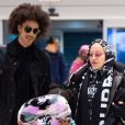 Madonna et son supposé compagnon Ahlamalik Williams à l'aéroport de New York le 27 décembe 2019. Elle est aussi accompagnée par ses jumelles Estere et Stella.
