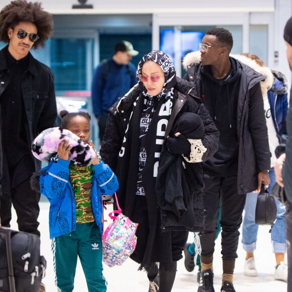 Madonna et son supposé compagnon Ahlamalik Williams à l'aéroport de New York le 27 décembe 2019. Elle est aussi accompagnée par ses jumelles Estere et Stella.