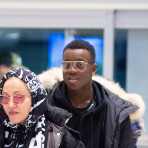 Madonna et son supposé compagnon Ahlamalik Williams à l'aéroport de New York le 27 décembe 2019. Elle est aussi accompagnée par ses jumelles Estere et Stella.