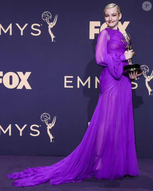 Julia Garner et son compagnon Mark Foster à la soirée 1st Primetime Emmy Awards à Los Angeles, le 22 septembre 2019