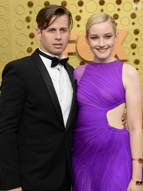Julia Garner et son compagnon Mark Foster à la soirée 1st Primetime Emmy Awards à Los Angeles, le 22 septembre 2019