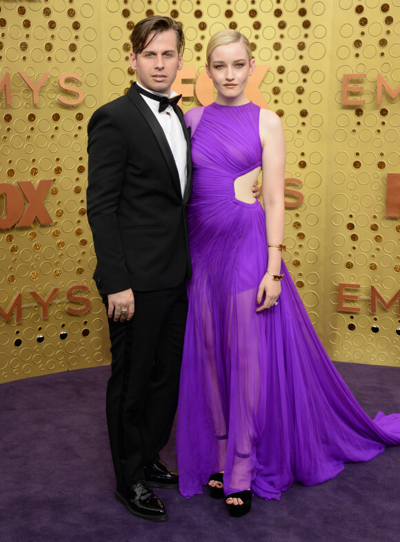 Julia Garner et son compagnon Mark Foster à la soirée 1st Primetime Emmy Awards à Los Angeles, le 22 septembre 2019