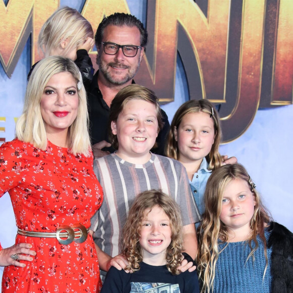 Tori Spelling, son mari Dean McDermott et leurs enfants Finn, Jack, Stella, Liam, Hattie et Beau - People à la première de "Jumanji: The Next Level" au théâtre Chinese dans le quartier d'Hollywood à Los Angeles, le 9 décembre 2019.