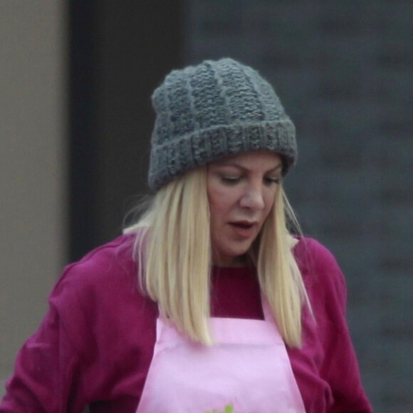 Exclusif - Tori Spelling aide sa fille Hattie à tenir son stand lors d'une "slime convention" dans le comté d'Orange à Irvine en Californie, le 9 décembre 2018.