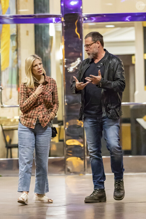 Exclusif - Tori Spelling et son mari Dean McDermott sortent d'un cinéma à Calabasas le 9 novembre 2018.