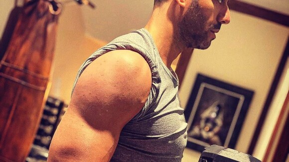 Tarek Boudali transformé en Monsieur Muscles, sa partenaire d'En famille choquée