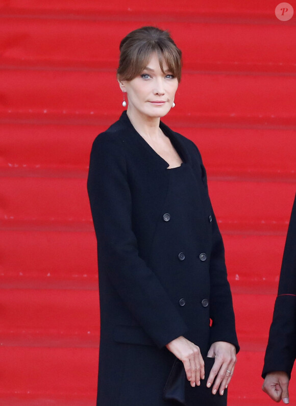 Carla Bruni Sarkozy - Arrivées en l'église Saint-Sulpice pour les obsèques de l'ancien président de la République Jacques Chirac à Paris. Un service solennel sera présidé par le président de la République. Le 30 septembre 2019 © Dominique Jacovides / Bestimage