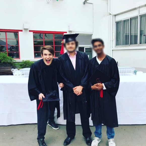 Aurélien Enthoven pose avec ses camarades le jour de leur "graduation", le 31 mai 2019.