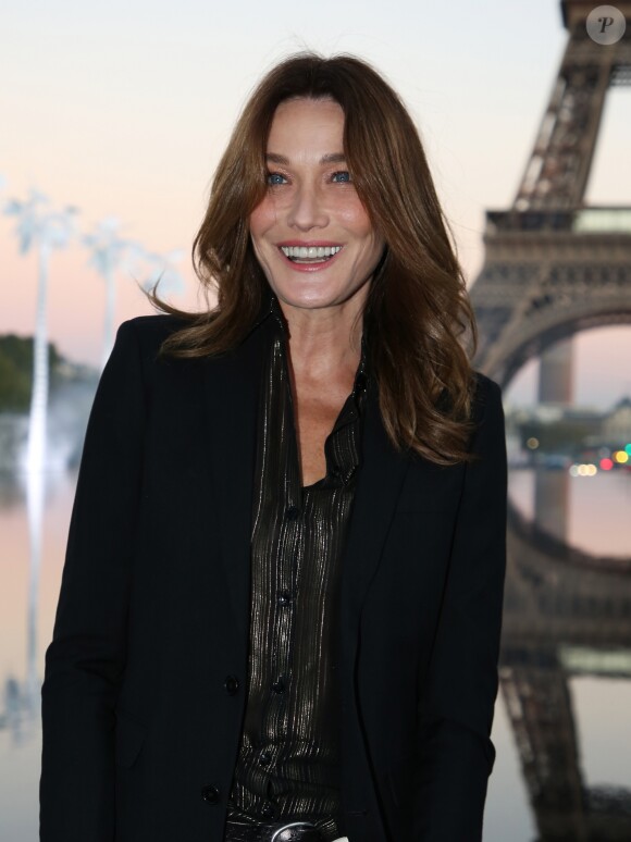 Carla Bruni-Sarkozy - People au défilé de mode "Saint-Laurent" PAP printemps-été 2019 au Trocadero devant la Tour Eiffel à Paris le 25 septembre 2018 © Denis Guignebourg/Bestimage