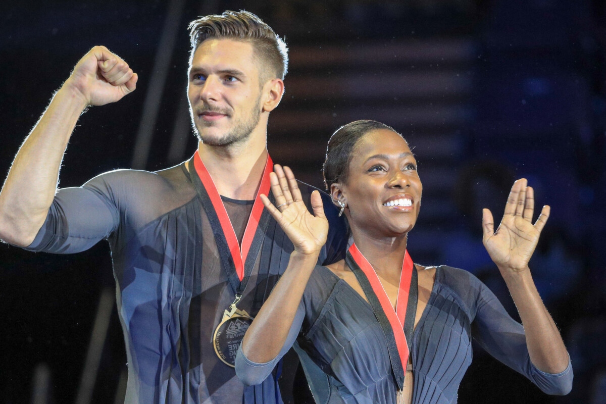 Vidéo Les patineurs en couple Vanessa James et Cipres (France),remportent la médaille d Vidéo Les patineurs en couple Vanessa James et Cipres (France),remportent la médaille d