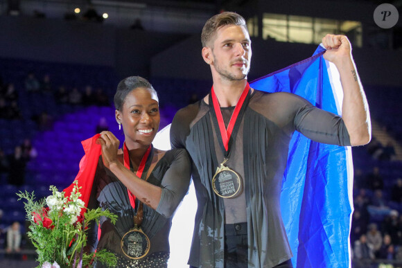 Les patineurs en couple Vanessa James et Morgan Cipres (France),remportent la médaille d'or au double Grand Prix ISU 2018-19 lors de la finale de patinage artistique au Centre sportif Doug Mitchell Thunderbird à Vancouver, le 8 décembre 2018.