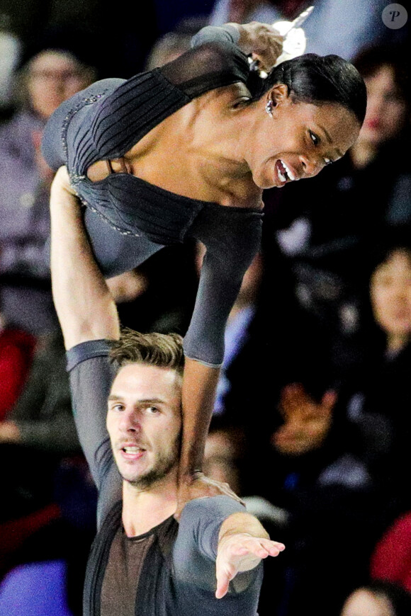 Les patineurs en couple Vanessa James et Morgan Cipres (France),remportent la médaille d'or au double Grand Prix ISU 2018-19 lors de la finale de patinage artistique au Centre sportif Doug Mitchell Thunderbird à Vancouver, le 8 décembre 2018.