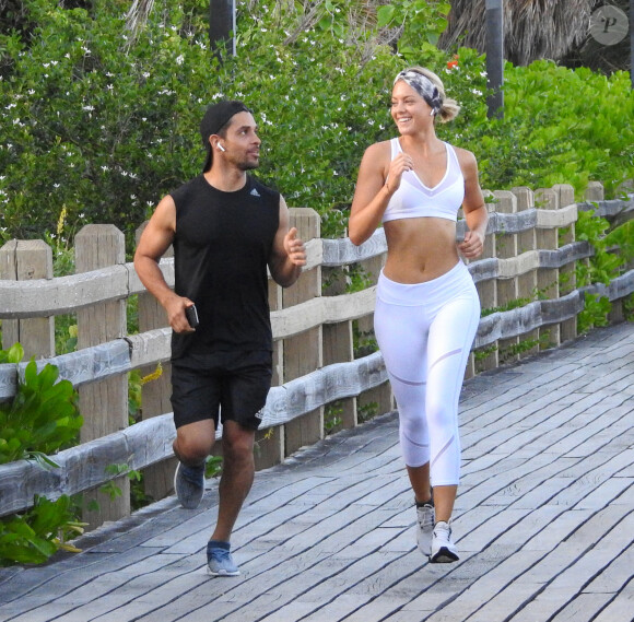 Exclusif - Wilmer Valderrama et sa compagne Amanda Pacheco font un jogging romantique à Miami le 14 juillet 2019.
