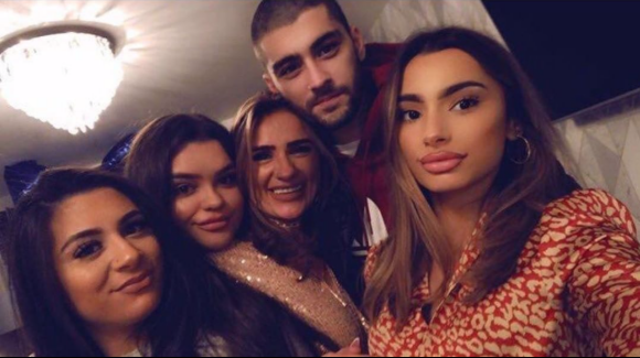 Zayn Malik en famille pour l'anniversaire de sa mère, Trisha (au milieu). Novembre 2019.