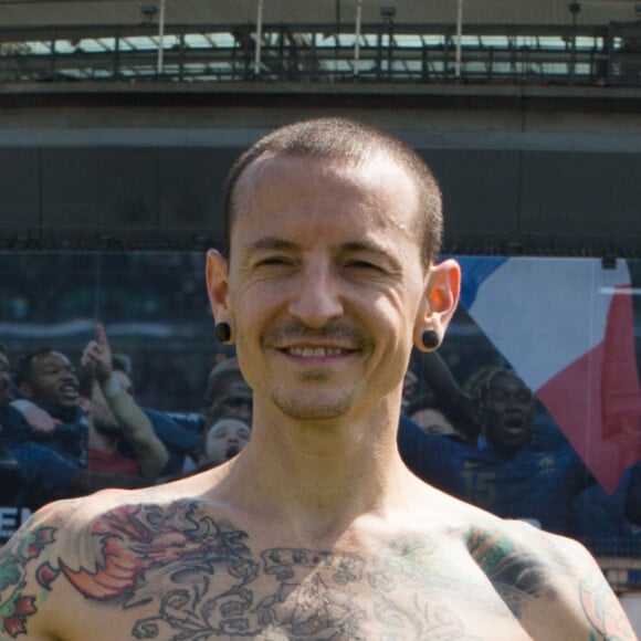 Chester Bennington - Le groupe Linkin Park rencontre ses fans lors d'un match de football au stade annexe du Stade de France à Saint-Denis le 11 juin 2014.