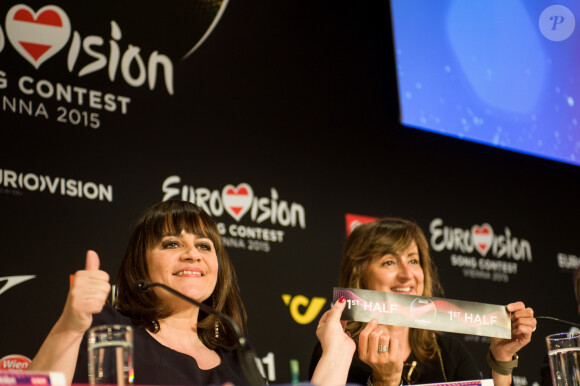 Lisa Angell, candidate française, à l'Eurovision à Vienne le 20 mai 2015 en compagnie de Nathalie André.
