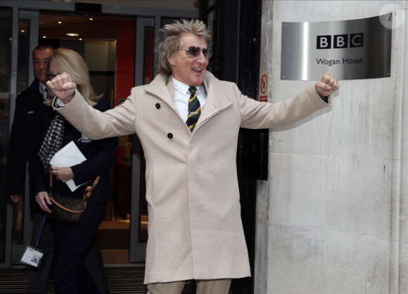 Rod Stewart prend le temps de signer des autographes à la sortie de la radio BBC 2 à Londres, le 11 novembre 2019
