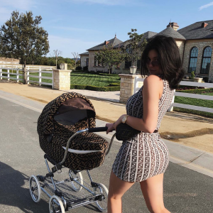 Kylie Jenner et sa première poussette Fendi. Avril 2018.