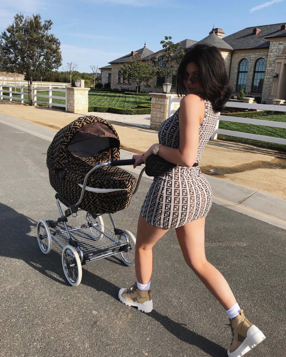 Kylie Jenner et sa première poussette Fendi. Avril 2018.