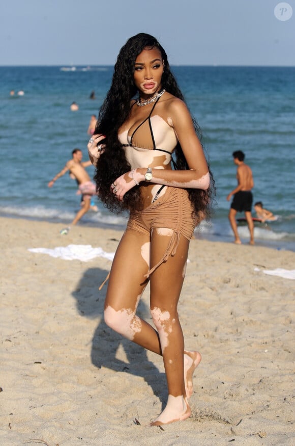 Exclusif - Le mannequin Winnie Harlow profite d'un après-midi ensoleillé sur la plage de Miami, le 31 décembre 2019.