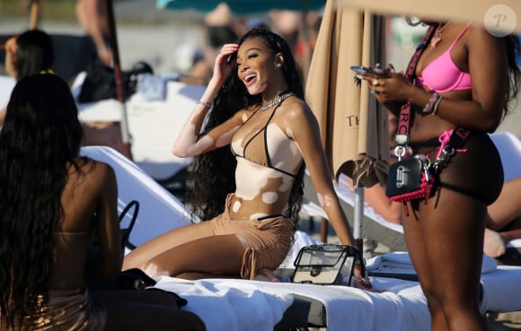 Exclusif - Le mannequin Winnie Harlow profite d'un après-midi ensoleillé sur la plage de Miami, le 31 décembre 2019.