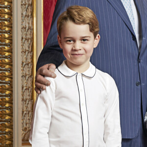 La reine Elisabeth II d'Angleterre, Le prince Charles, prince de Galles, Le prince William, duc de Cambridge, Le prince George de Cambridge - taken by the same photographer, Ranald Mackechnie, in the Throne Room at Buckingham Palace on Wednesday December 18, 2019. © Ranald Mackechnie via Bestimage