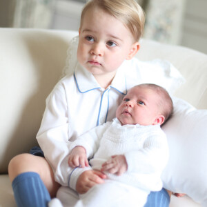 Les premières photos de la princesse Charlotte (alors âgée de deux semaines) avec son frère George de Cambridge, photographiés mi-mai 2015 par leur mère Kate (Catherine) Middleton, la duchesse de Cambridge, dans leur maison de campagne Anmer Hall à Norfolk.