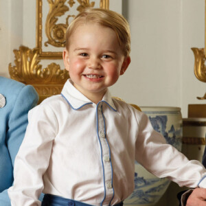 La reine Elisabeth II a posé, à l'occasion de son 90ème anniversaire, avec son fils le prince Charles, son petit-fils le prince William et son arrière petit-fils le prince George, pour quatre nouveaux timbres de la Royal Mail, au palais de Buckingham à Londres.