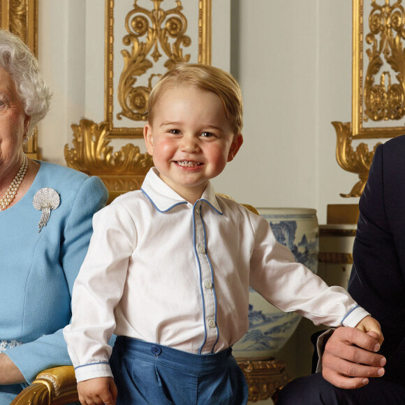 La reine Elisabeth II a posé, à l'occasion de son 90ème anniversaire, avec son fils le prince Charles, son petit-fils le prince William et son arrière petit-fils le prince George, pour quatre nouveaux timbres de la Royal Mail, au palais de Buckingham à Londres.