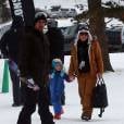 Exclusif - Pink, son mari Carey Hart et leur fille Willow font du ski en famille lors de leurs vacances dans la station de ski de Mammoth Mountain en Californie, le 29 décembre 2015.