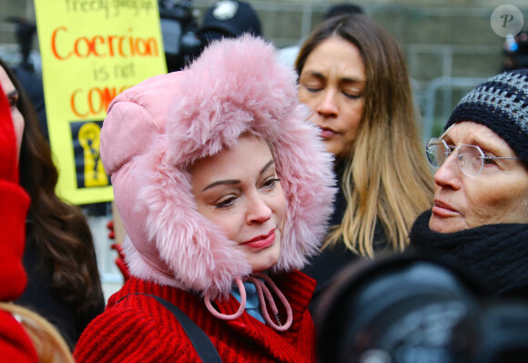 Actress Rose McGowan arrive devant la cour de Manhattan Court. New York. Le 6 janvier 2020. @Dylan Travis/ABACAPRESS.COM