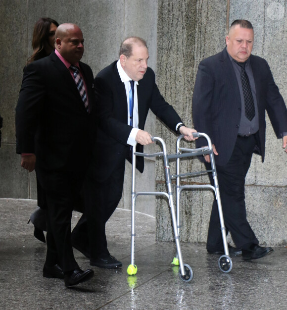 Harvey Weinstein arrive au tribunal en déambulateur à New York le 11 décembre 2019.