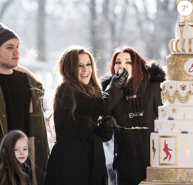 Priscilla Presley, sa fille Lisa Marie Presley et ses petits-enfants célèbrent le 80e anniversaire d'Elvis Presley dans la propriété de Graceland à Memphis, le 8 janvier 2015.
