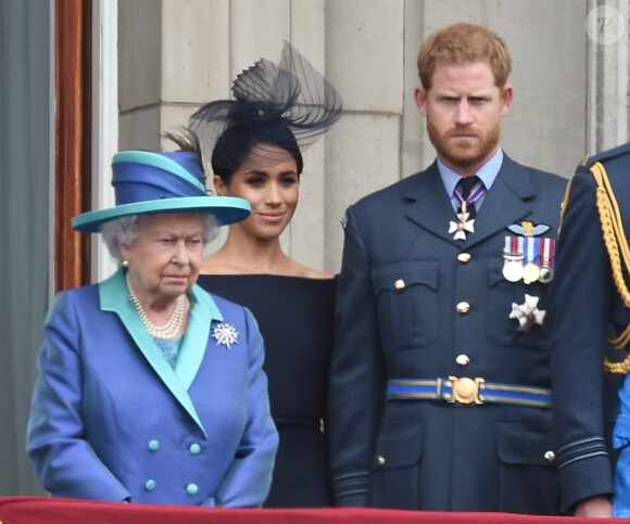 La reine Elisabeth II d'Angleterre, Meghan Markle, duchesse de Sussex (habillée en Dior Haute Couture par Maria Grazia Chiuri), le prince Harry, duc de Sussex - La famille royale d'Angleterre lors de la parade aérienne de la RAF pour le centième anniversaire au palais de Buckingham à Londres. Le 10 juillet 2018