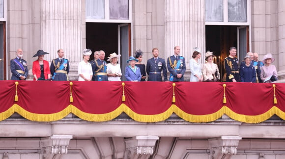 Le prince Michael de Kent, sa femme Marie-Christine von Reibnitz, le prince Edward, comte de Wessex, la comtesse Sophie de Wessex, le prince Charles, Camilla Parker Bowles, duchesse de Cornouailles, la reine Elisabeth II d'Angleterre, Meghan Markle, duchesse de Sussex, le prince Harry, duc de Sussex, le prince William, duc de Cambridge, Kate Catherine Middleton, duchesse de Cambridge, la princesse Anne, son mari Timothy Laurence - La famille royale d'Angleterre lors de la parade aérienne de la RAF pour le centième anniversaire au palais de Buckingham à Londres. Le 10 juillet 2018