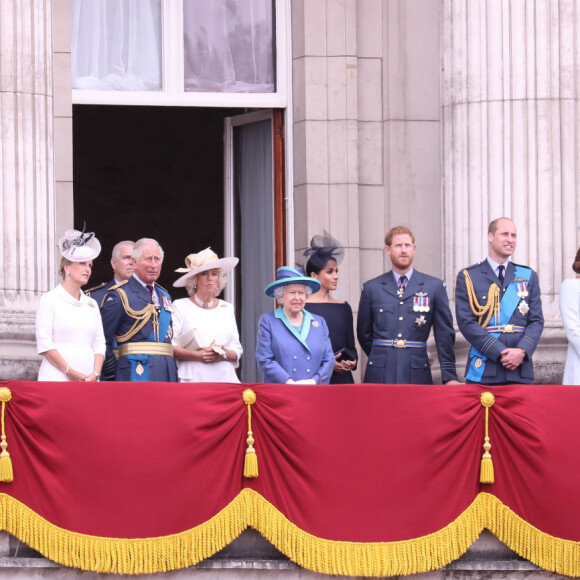 Le prince Michael de Kent, sa femme Marie-Christine von Reibnitz, le prince Edward, comte de Wessex, la comtesse Sophie de Wessex, le prince Charles, Camilla Parker Bowles, duchesse de Cornouailles, la reine Elisabeth II d'Angleterre, Meghan Markle, duchesse de Sussex, le prince Harry, duc de Sussex, le prince William, duc de Cambridge, Kate Catherine Middleton, duchesse de Cambridge, la princesse Anne, son mari Timothy Laurence - La famille royale d'Angleterre lors de la parade aérienne de la RAF pour le centième anniversaire au palais de Buckingham à Londres. Le 10 juillet 2018