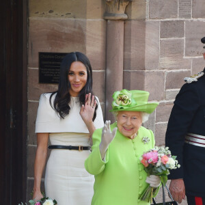 Meghan Markle, duchesse de Sussex (en Givenchy), effectue son premier déplacement officiel avec la reine Elisabeth II d'Angleterre, lors de leur visite à Chester. Le 14 juin 2018