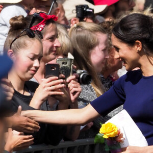 Meghan Markle, duchesse de Sussex (en Givenchy), lors d'un bain de foule à Rotorua, Nouvelle Zélande le 31 octobre 2018.