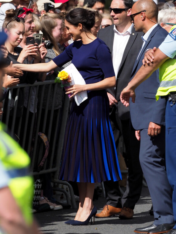 Meghan Markle, duchesse de Sussex (en Givenchy), lors d'un bain de foule à Rotorua, Nouvelle Zélande le 31 octobre 2018.