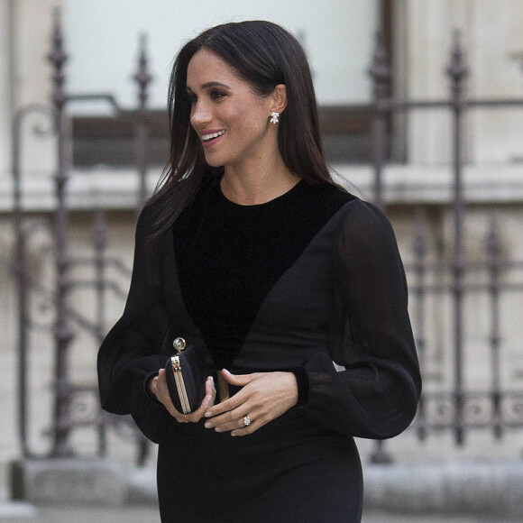 Meghan Markle, duchesse de Sussex (en Givenchy) inaugure l'exposition "Oceania" le 25 septembre à Londres 25 September 2018.