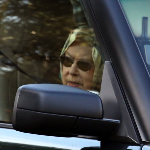 La reine Elisabeth II d'Angleterre au volant de son Range Rover à Sandringham le 11 Janvier 2020 quelques jours après l'annonce du retrait du duc et de la duchesse de Sussex de la famille royale