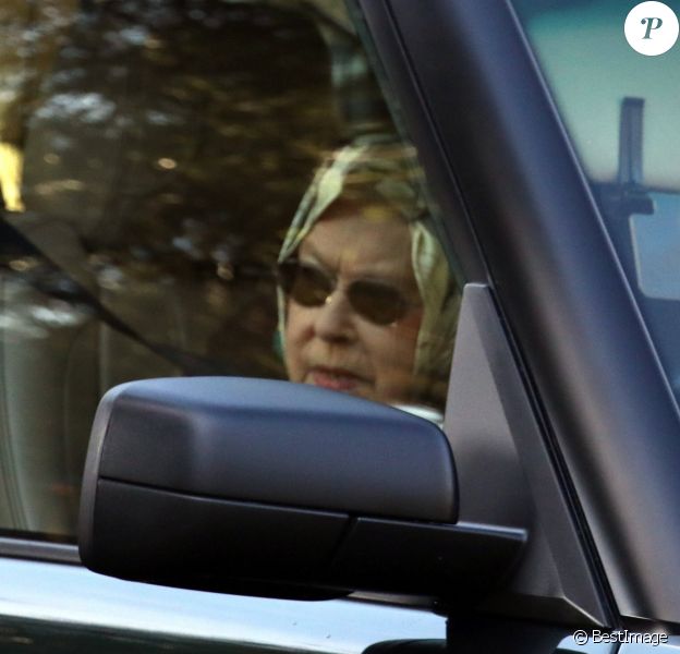 La reine Elisabeth II d'Angleterre au volant de son Range Rover à Sandringham le 11 Janvier 2020 quelques jours après l'annonce du retrait du duc et de la duchesse de Sussex de la famille royale