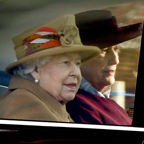 La reine Elisabeth II d'Angleterre arrive en voiture pour la messe à Sandringham le 12 Janvier 2020