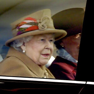 La reine Elisabeth II d'Angleterre arrive en voiture pour la messe à Sandringham le 12 Janvier 2020.