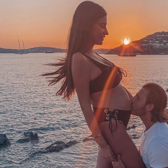 Martika enceinte pose avec son compagnon Umberto, le 13 août 2019, sur Instagram