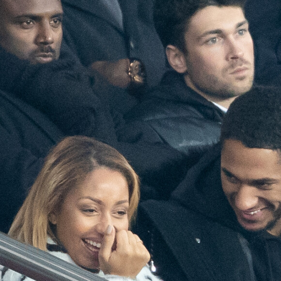 Tony Yoka et sa femme Estelle Mossely (enceinte de son deuxième enfant) de nouveau ensemble dans les tribunes lors du match de Ligue 1 opposant le Paris Saint-Germain à l'AS Monaco au Parc des Princes à Paris, France, le 12 janvier 2020. Le PSG fait match nul face à l'AS Monaco (3-3).