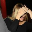 Sia se cache des photographes à la sortie du restaurant APL à Hollywood, le 14 août 2018
